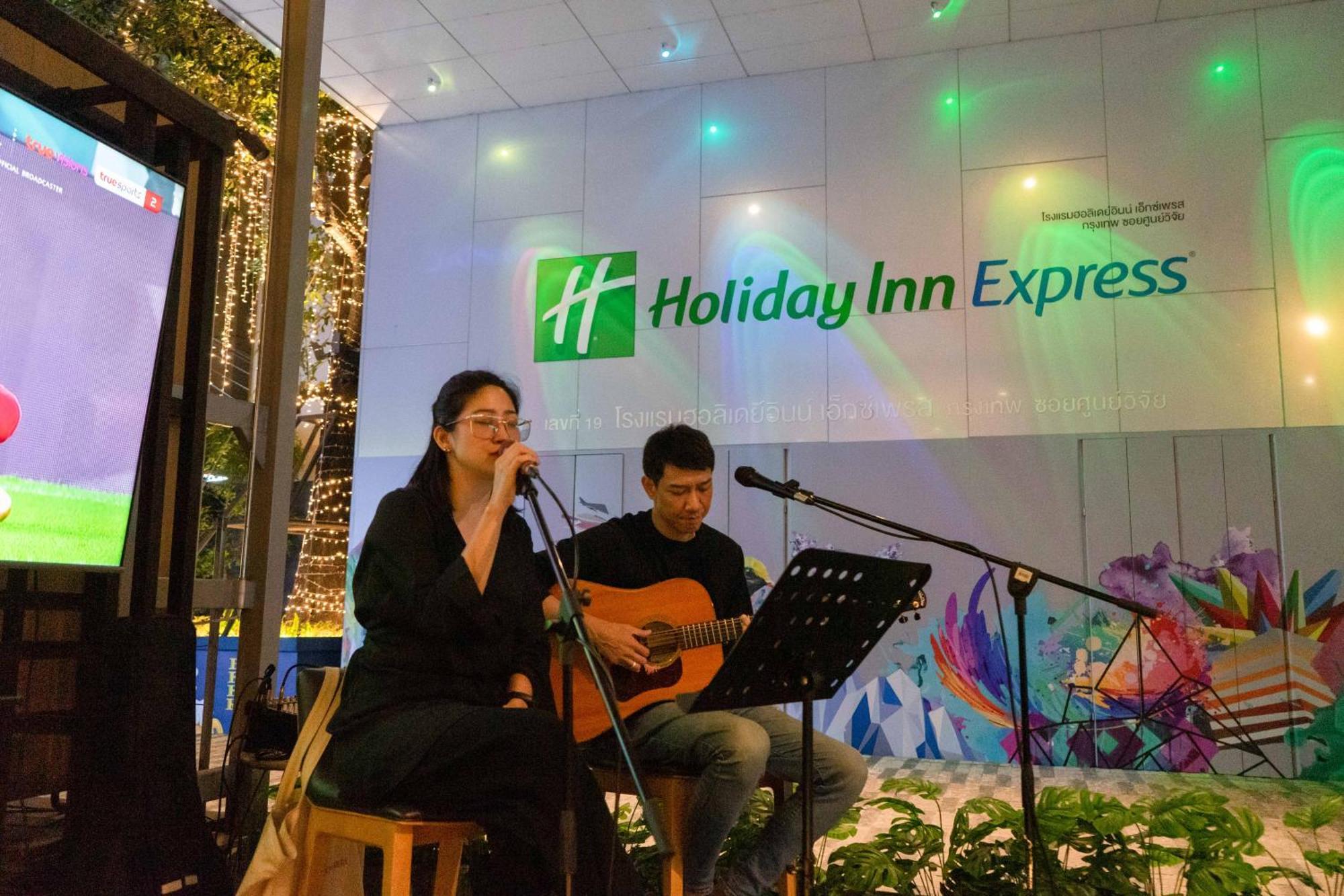 Holiday Inn Express Bangkok Soi Soonvijai By Ihg Exteriör bild