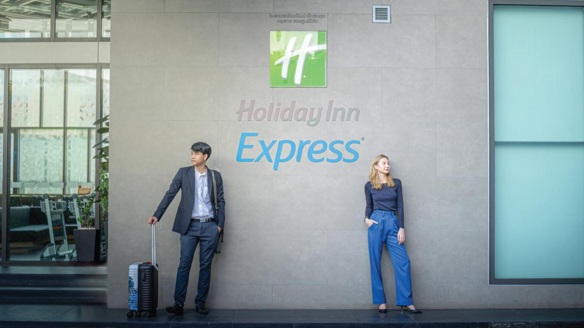 Holiday Inn Express Bangkok Soi Soonvijai By Ihg Exteriör bild